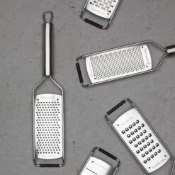Microplane Professional Series Coarse Grater (38000) -Kitchenknives Shop 0938000 microplane professional series coarse grater 600px 2 1