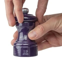 Peugeot Bistro Salt Mill 10cm Aubergine Gloss (P40772) 10 Peugeot Bistro Salt Mill 10cm Aubergine Gloss (P40772) -Kitchenknives Shop bistro aubergine 40765 40772 utilisation 1
