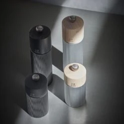 Peugeot Line Salt Mill 18cm Aluminium (P39912) 11 Peugeot Line Salt Mill 18cm Aluminium (P39912) -Kitchenknives Shop line collection dark aluminium 12 18 cm lifestyle v1 1