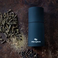 Microplane Gourmet Pepper Set (MIC-36176) 28 Microplane Gourmet Pepper Set (MIC-36176) -Kitchenknives Shop mic 36176 gourmet pepper set. spice mill lifestyle 2