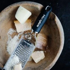 Microplane Gourmet Series Star Blade Grater (45009) 20 Microplane Gourmet Series Star Blade Grater (45009) -Kitchenknives Shop mic 45009 ls4