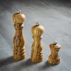 Peugeot Paris Pepper Mill 18cm Olive (P38199) 16 Peugeot Paris Pepper Mill 18cm Olive (P38199) -Kitchenknives Shop p38199 ls 3